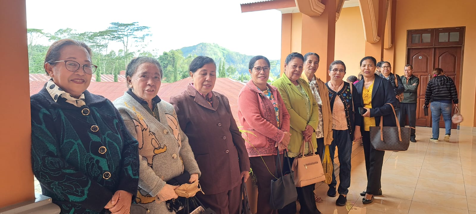 Foto Berita 2c Para peserta sejenak ber-swa foto sebelum kegiatan rekoleksi dimulai. Tampak pada foto kiri Frater Efran (baju kotak-kotak) menyambut kedatangan peserta. (Foto: Komsos MBC).