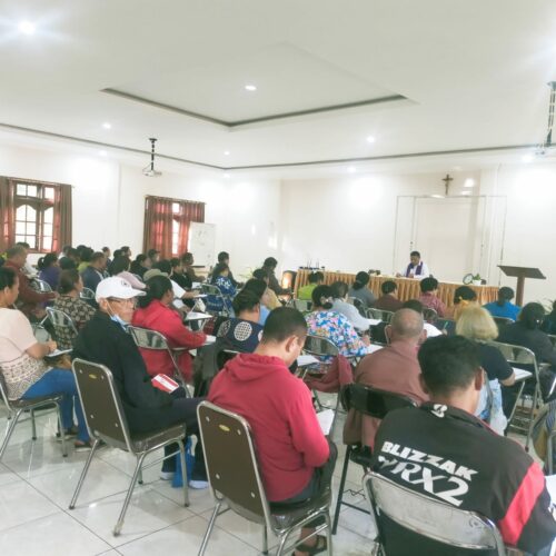 Foto Berita 3 Peserta serius mengikuti Renungan Pembuka oleh RD. Gaby Wara